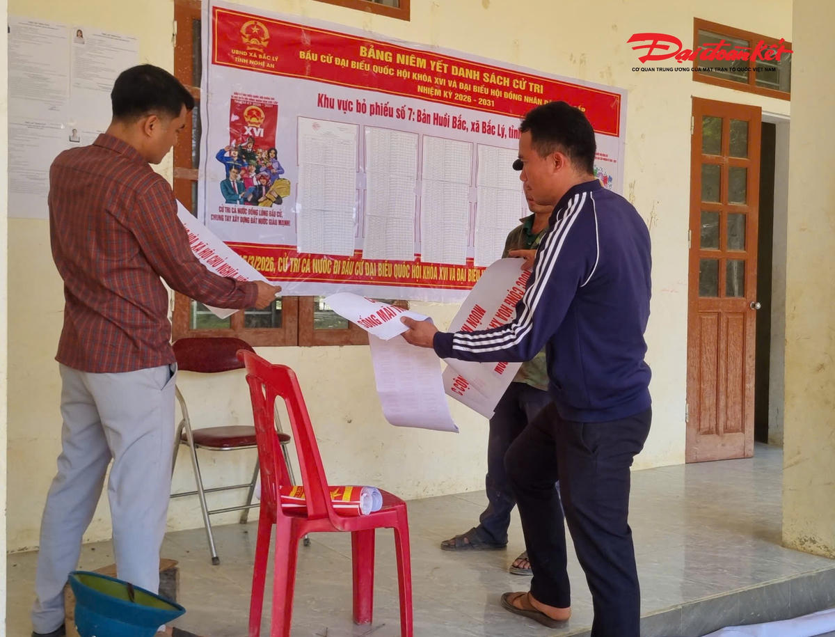 Do địa hình đi lại khó khăn, xã Bắc Lý có 4 bản thuộc 3 khu vực bỏ phiếu cử tri sẽ đi bỏ phiếu sớm hơn 2 ngày gồm Cha Nga, Xảm Thang, Kẻo Nam và Na Kho. Trong đó, có bản Cha Nga và Xảm Thang nhà văn hoá bị lũ cuốn trôi nên phải mượn tạm trường học để làm điểm bỏ phiếu. Ảnh: ĐB