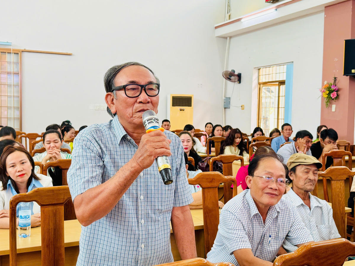 Cử tri Lê Thanh Tám, thôn Long Bình xã Đồng Xuân phát biểu. Ảnh: Thanh Nga.