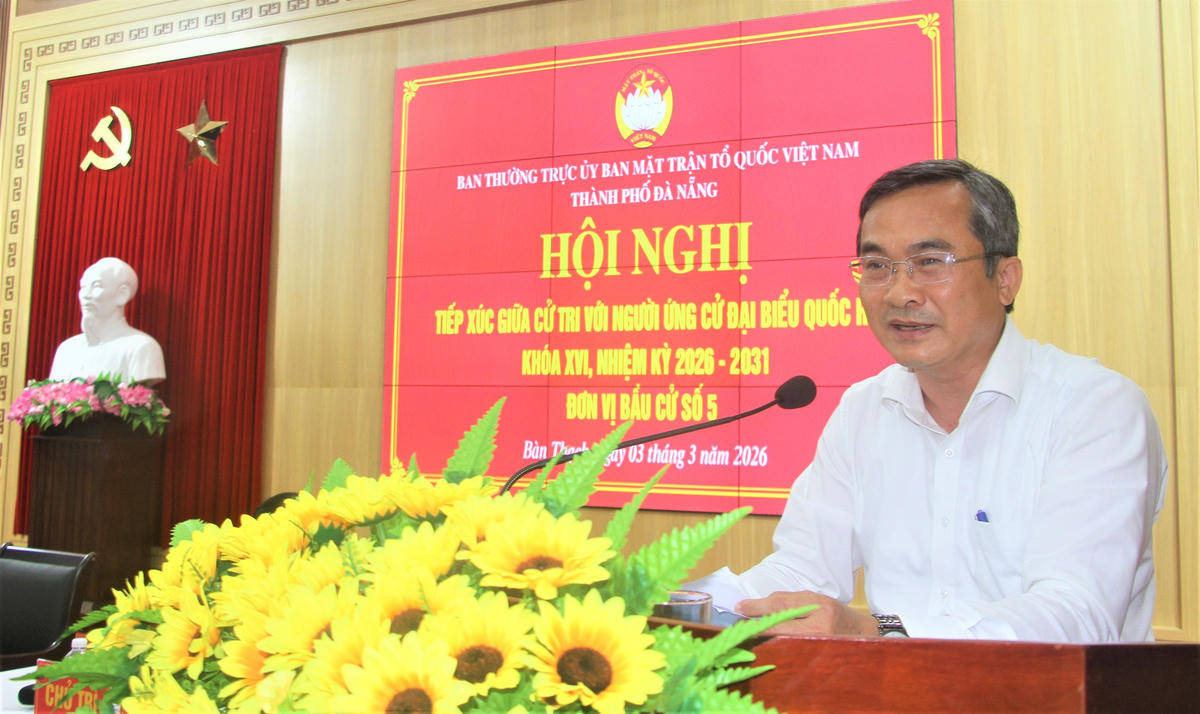 Ông Nguyễn Phi Hùng, Phó Chủ tịch Thường trực Ủy ban MTTQ Việt Nam TP Đà Nẵng trình bày chương trình hành động tại hội nghị. Ảnh: Chí Đại.