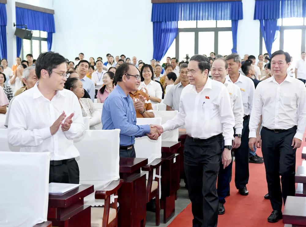 Chủ tịch Quốc hội Trần Thanh Mẫn và các đại biểu đến dự Hội nghị tiếp xúc cử tri xã Tân An Hội và Củ Chi. Ảnh: Lâm Hiển/Báo Đại biểu Nhân dân.