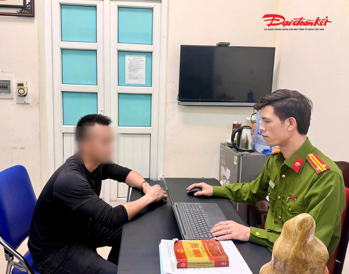 Tài xế Trần Anh Phương lái ô tô bán tải tạt đầu xe máy chở trẻ nhỏ khiến các nạn nhân suýt ngã vào gầm ô tô tải làm việc với lực lượng chức năng.