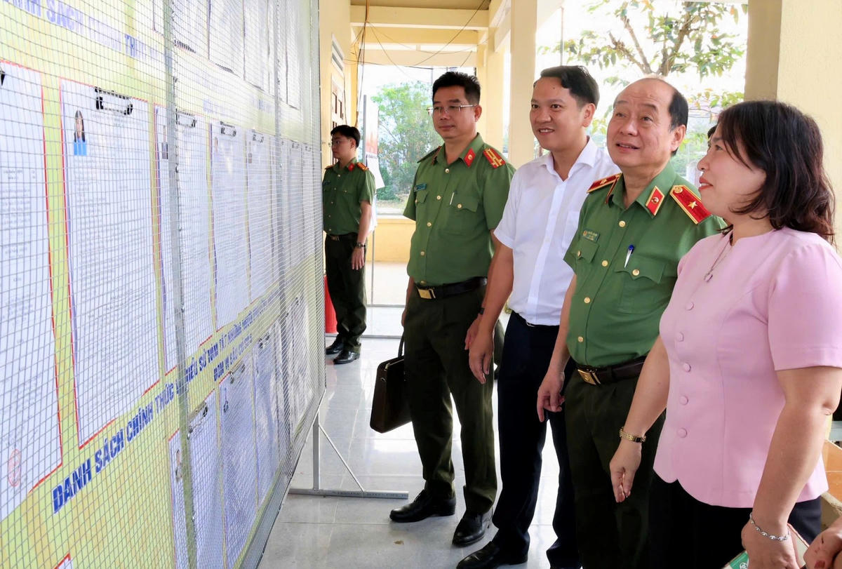 Thiếu tướng Nguyễn Hữu Hợp, Giám đốc Công an TP Đà Nẵng kiểm tra công tác bầu cử tại xã Xuân Phú. Ảnh: CV.