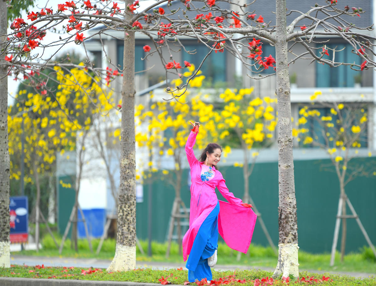 Tà áo dài duyên dáng bên đường hoa.