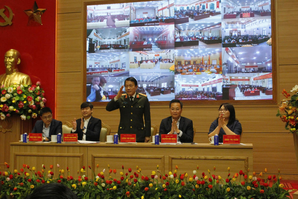 Bộ trưởng Bộ Công an Lương Tam Quang cùng những người ứng cử Quốc hội tại đơn vị bầu cử số 3, tỉnh Hưng Yên tiếp xúc cửa tri ngày 3/3, theo hình thức trực tiếp và trực tuyến. Ảnh: Duy Hưng.&nbsp;