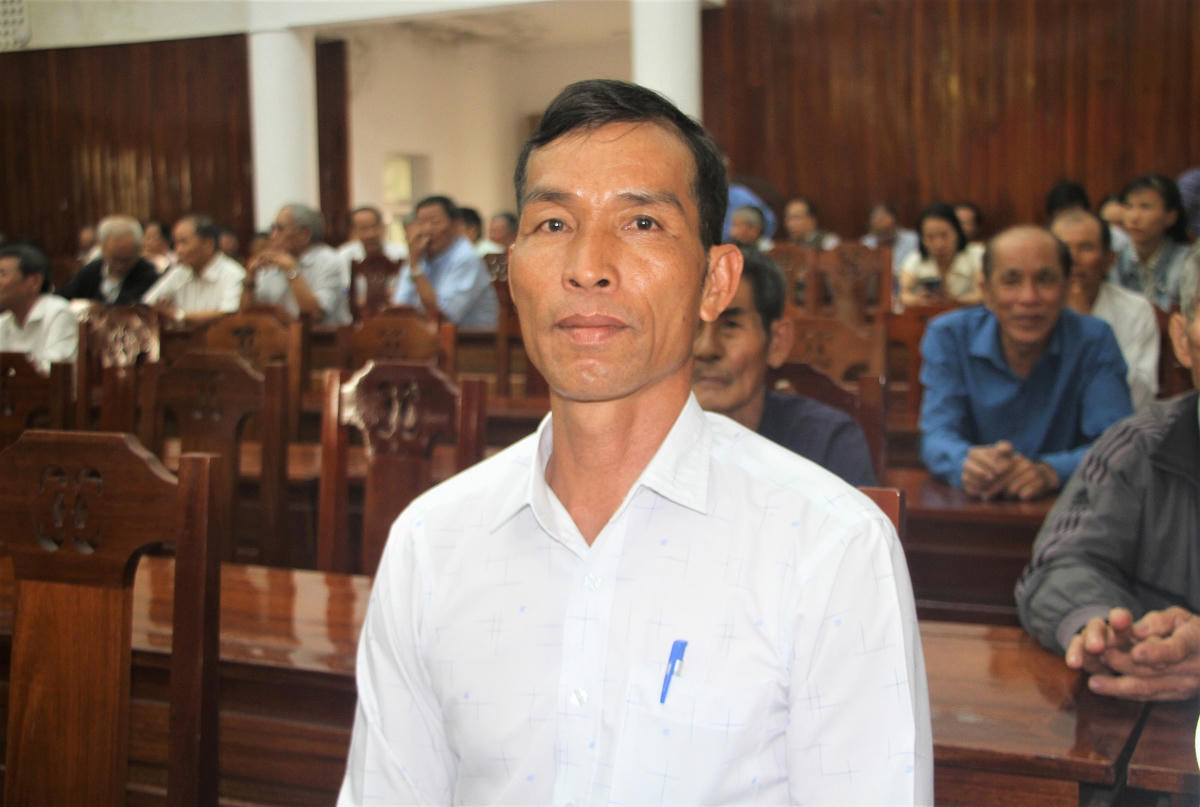 Cử tri Bùi Văn Hưởng bày nguyện vọng đối với các ứng cử viên ĐBQH khóa XIV. Ảnh: Tấn Thành.