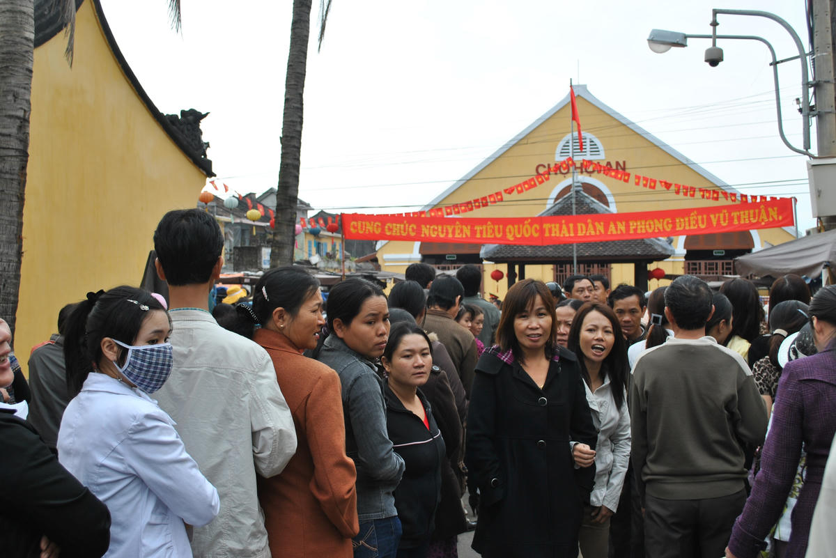 Dòng người đến dự lễ hội Nguyên Tiêu các năm trước. Ảnh: CV.