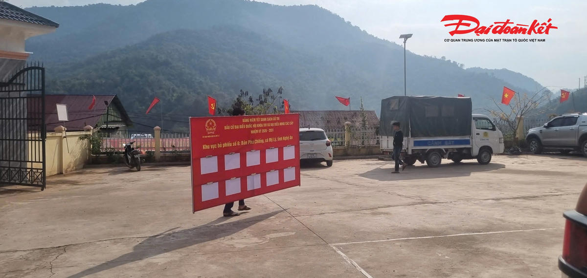 Dù còn bộn bề khó khăn, xã Mỹ Lý vẫn xác định tổ chức thành công Ngày bầu cử là nhiệm vụ chính trị quan trọng. Tại các khu vực bỏ phiếu, công tác chuẩn bị được triển khai đồng bộ, đúng tiến độ. Trong cái nắng oi ả của miền biên viễn, cán bộ xã, bản cùng các thành viên tổ bầu cử tất bật dọn dẹp, chỉnh trang nhà văn hóa, treo băng rôn, khẩu hiệu, niêm yết danh sách cử tri và danh sách người ứng cử theo quy định. Ảnh: ĐB