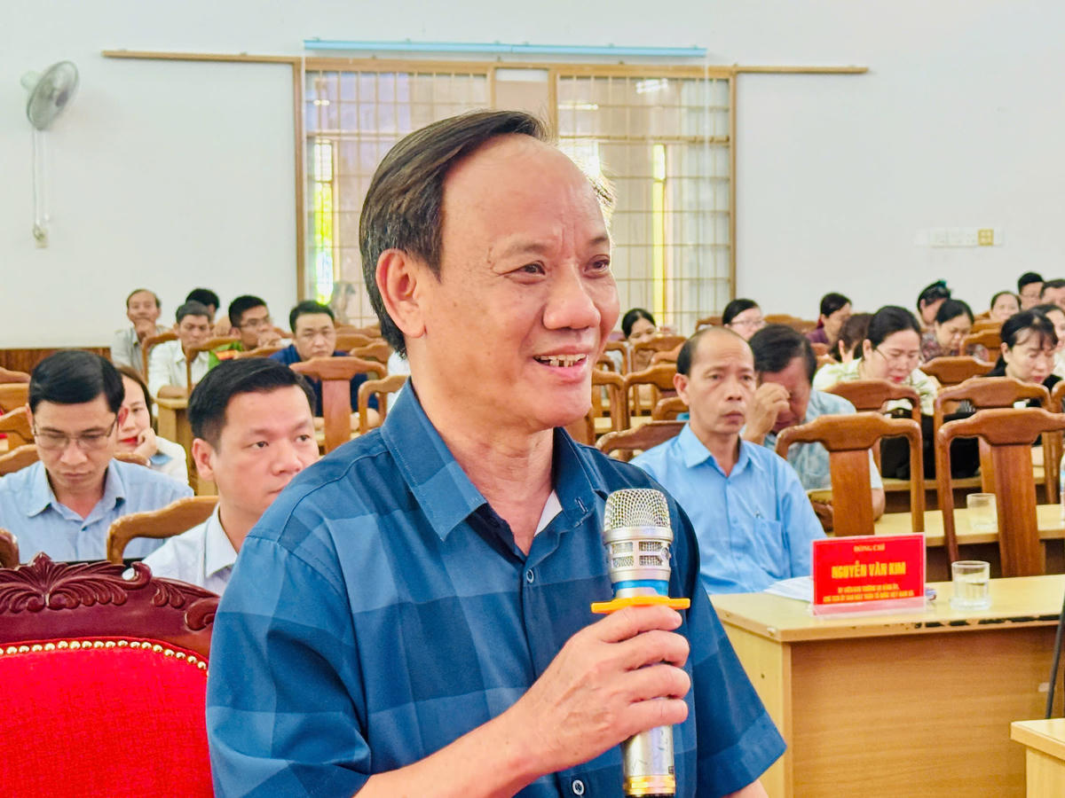 Cử tri Nguyễn Văn Thời thôn Long Châu, xã Đồng Xuân phát biểu. Ảnh: Thanh Nga.