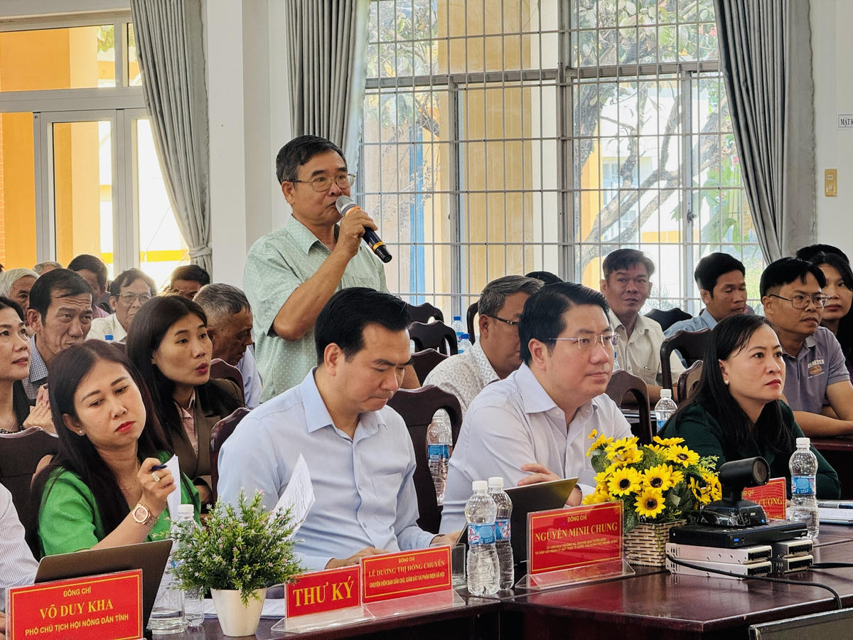 Cử tri Nguyễn Văn Long- phường Sông Cầu phát biểu. Ảnh: Thanh Nga.