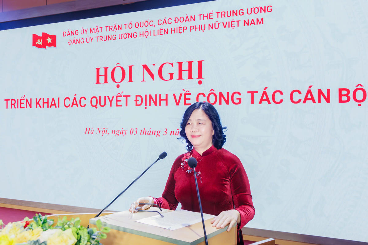 Chủ tịch UBTƯ MTTQ Việt Nam Bùi Thị Minh Hoài phát biểu giao nhiệm vụ. Ảnh: Quang Vinh