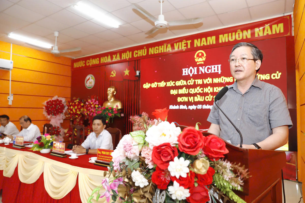 Ông Lương Quốc Đoàn phát biểu trước cử tri xã&nbsp;Khánh Bình. (ảnh: H.C)