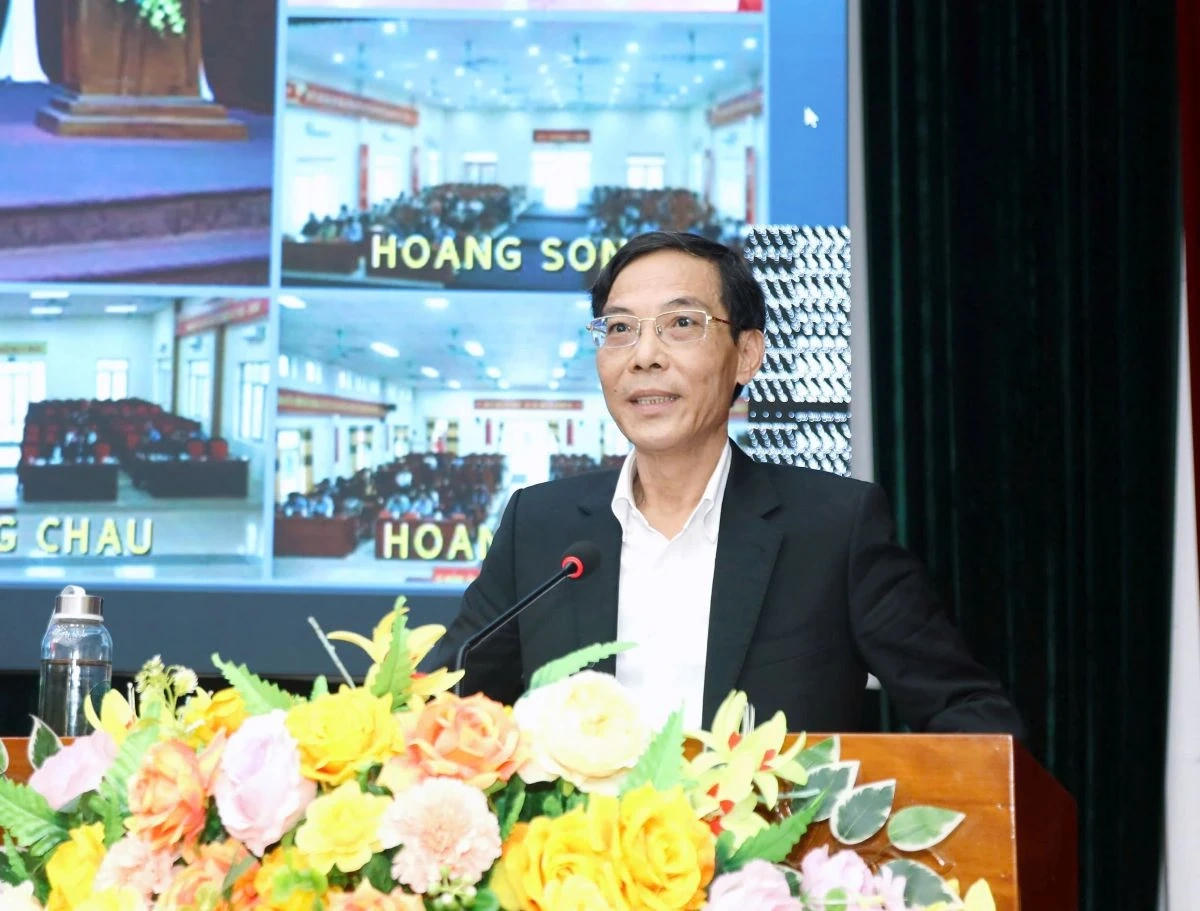 Phó Chủ tịch UBND tỉnh Thanh Hóa Đầu Thanh Tùng trình bày chương trình hành động trước cử tri. Ảnh: Việt Hương