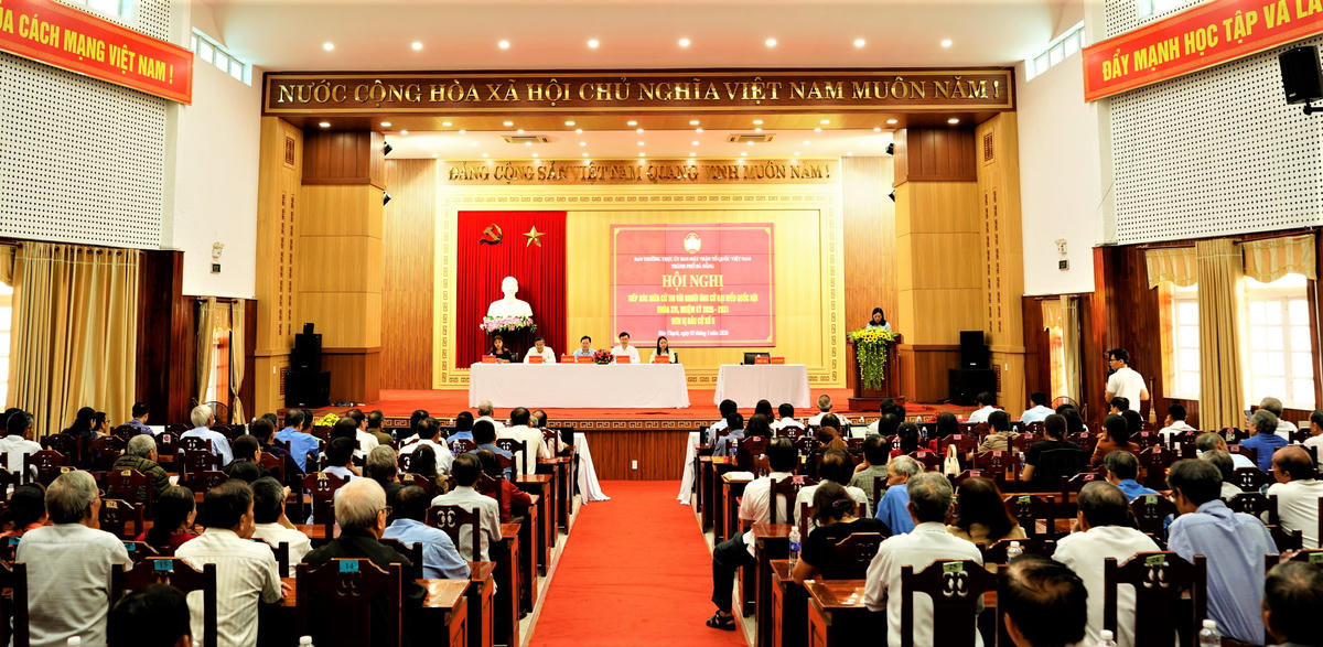 Quang cảnh hội nghị tiếp xúc giữa cử tri với những người ứng cử ĐBQH khóa XVI, nhiệm kỳ 2026-2031. Ảnh: Nguyễn Tín.