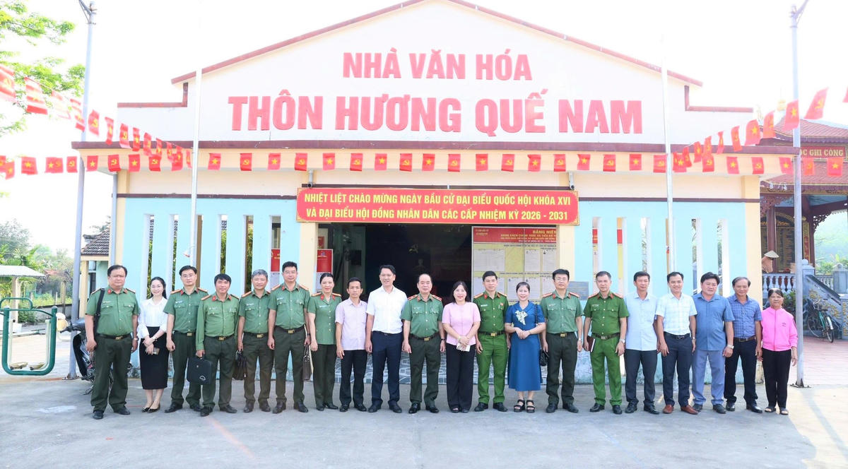 Thiếu tướng Nguyễn Hữu Hợp, Giám đốc Công an TP Đà Nẵng cùng các lực lượng chức năng chụp ảnh lưu niệm. Ảnh: CV.