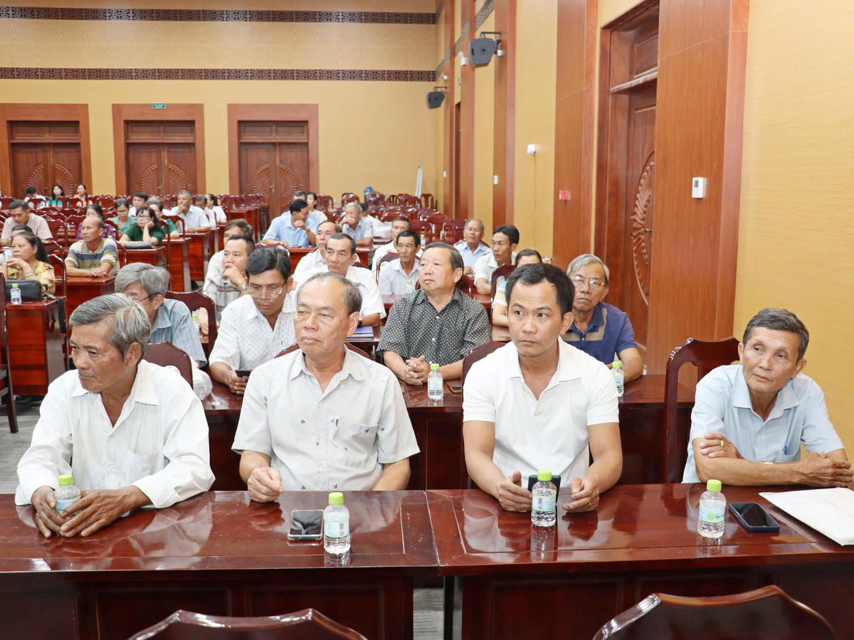 Cử tri lắng nghe chương trình hành động của các ứng viên tại đơn vị bầu cử số 5 ở Tây Ninh. Ảnh: C.Minh.