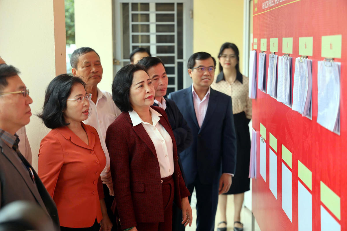 
Đoàn công tác kiểm tra việc niêm yết danh sách đại biểu ứng cử ĐBQH và HĐND các cấp nhiệm kỳ 2026-2031 tại khu vực bỏ phiếu số 7, khu phố Bãi Cháy 5B (phường Bãi Cháy).