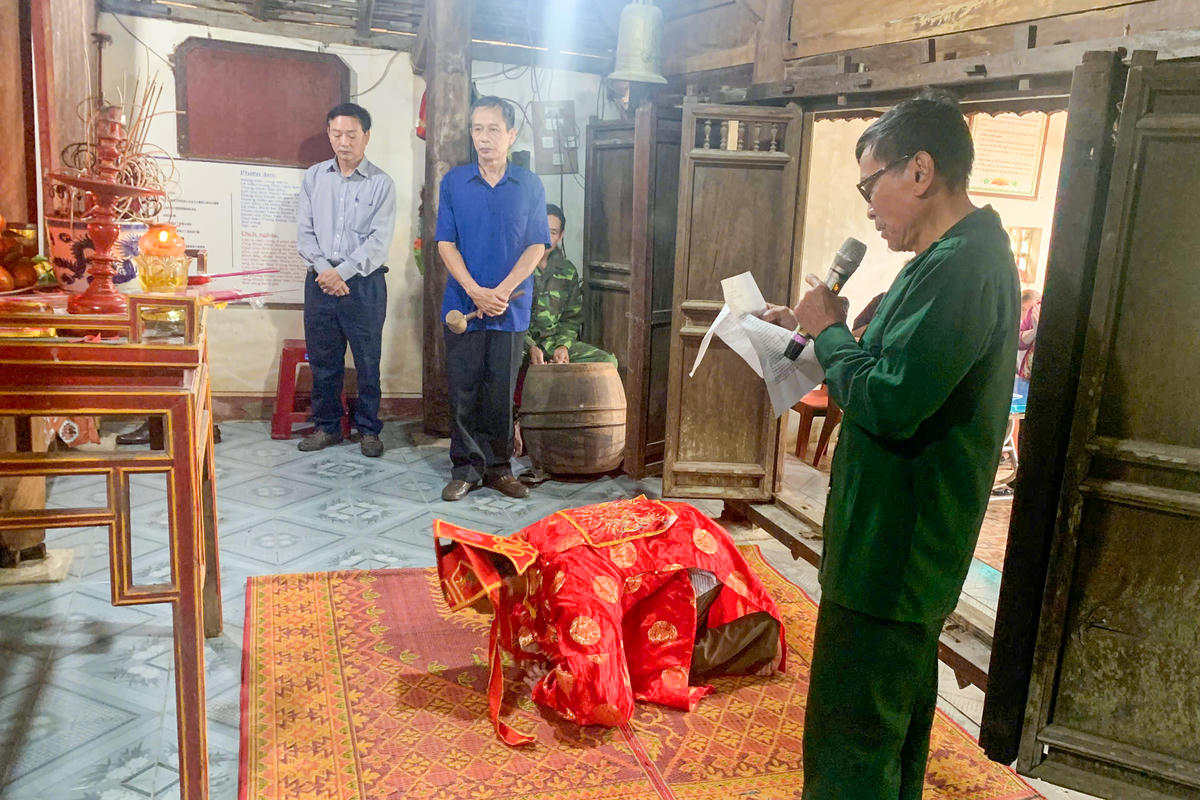 Khoảnh khắc thực hiện nghi lễ trước bàn thờ tổ tiên, thể hiện sự tri ân và tiếp nối mạch nguồn gia tộc. Ảnh: Cẩm Kỳ.