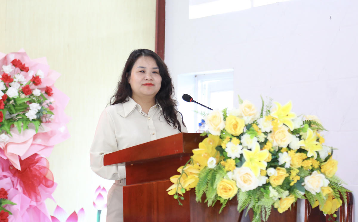 Bà Nguyễn Quỳnh Liên phát biểu trước cử tri xã Vĩnh Hòa. Ảnh: Thanh Tiến.