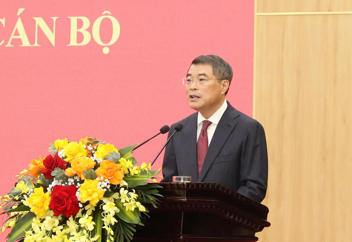 Ông Lê Minh Hưng - Trưởng Ban Tổ chức Trung ương ghi nhận, đánh giá cao những đóng góp của ông Trần Huy Tuấn và ông Nguyễn Thanh Bình tại các đơn vị từng công tác. Ảnh: Đức Phương.