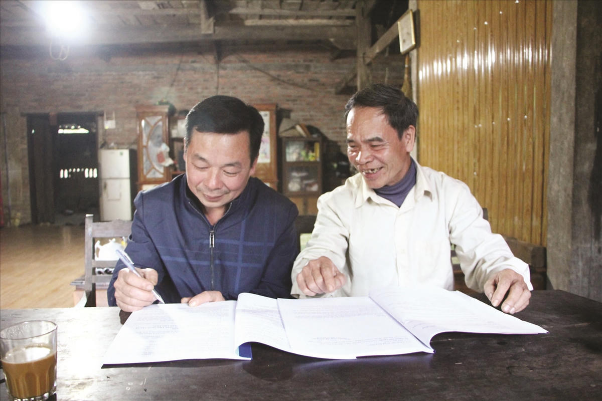 Ông Triệu Văn Căm, thôn Đèo Luông, xã Tri Lễ, tỉnh Lạng Sơn&nbsp;đến từng hộ gia đình, trao đổi thông tin với người dân, vận động bầu cử