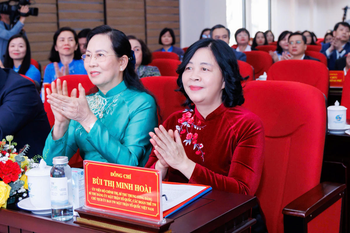 Ủy viên Bộ Chính trị, Bí thư Trung ương Đảng, Bí thư Đảng ủy MTTQ, các đoàn thể Trung ương, Chủ tịch UBTƯ MTTQ Việt Nam Bùi Thị Minh Hoài cùng các đại biểu dự hội nghị. Ảnh: Quang Vinh. 