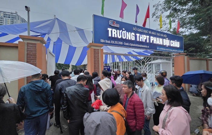 Phụ huynh xếp hàng tại Trường THPT Phan Bội Châu từ nửa đêm để đăng ký vào lớp 10 cho con. Ảnh: Thanh Hằng