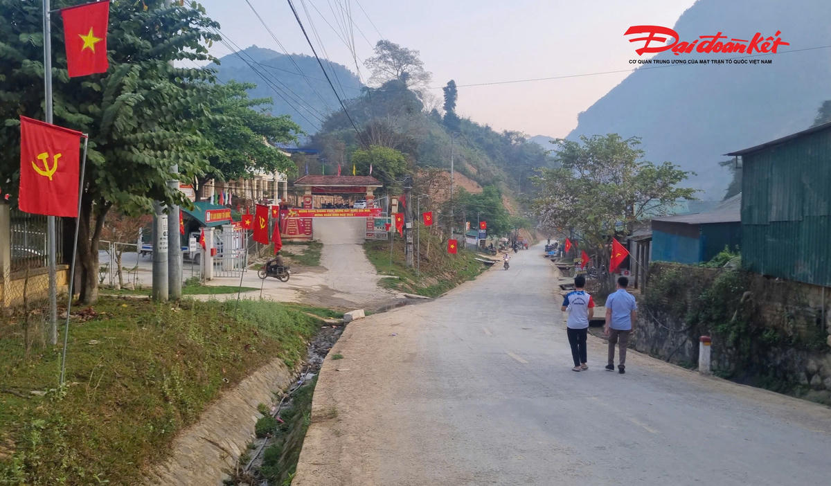 Không khí rộn ràng tại xã Bắc Lý trước ngày bầu cử, cờ hoa rực rỡ khắp các bản làng. Ảnh: ĐB. 