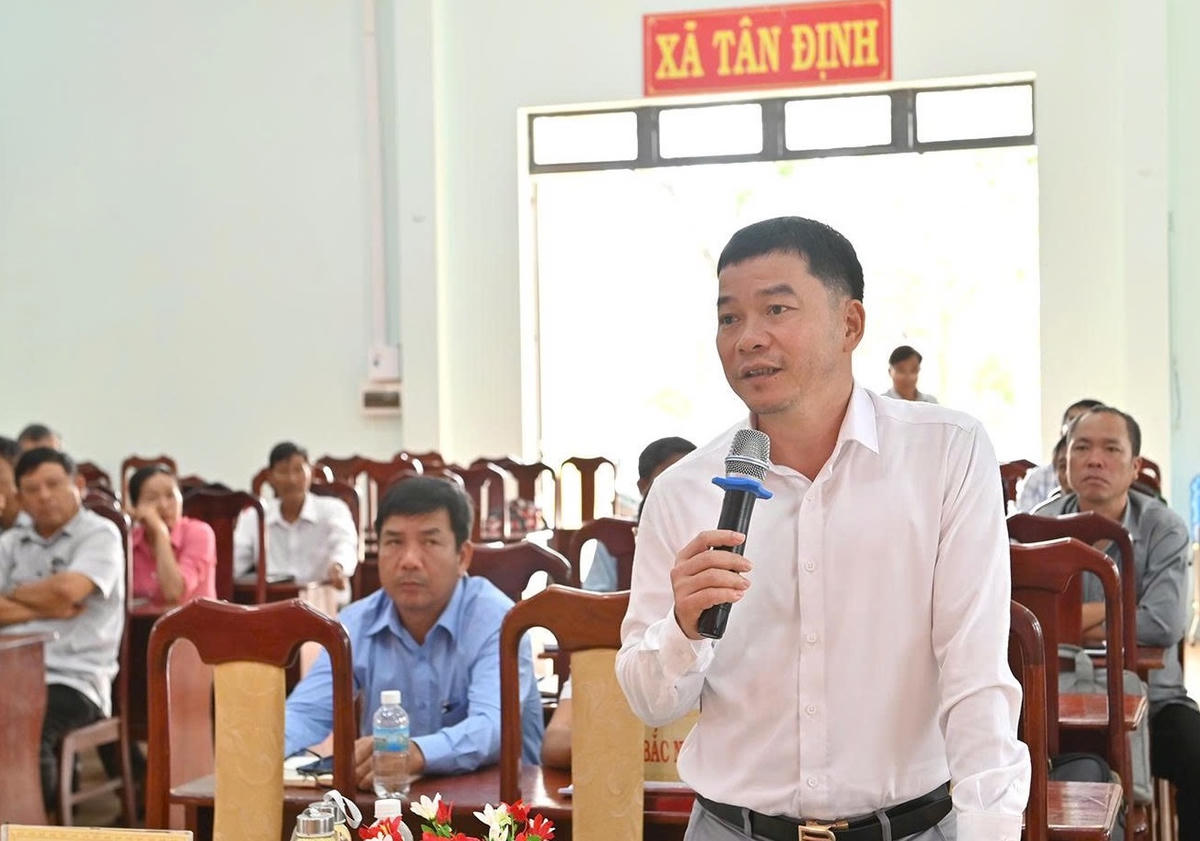 Lãnh đạo xã Bắc Ninh Hòa báo cáo công tác chuẩn bị bầu cử với Đoàn công tác. Ảnh CD.