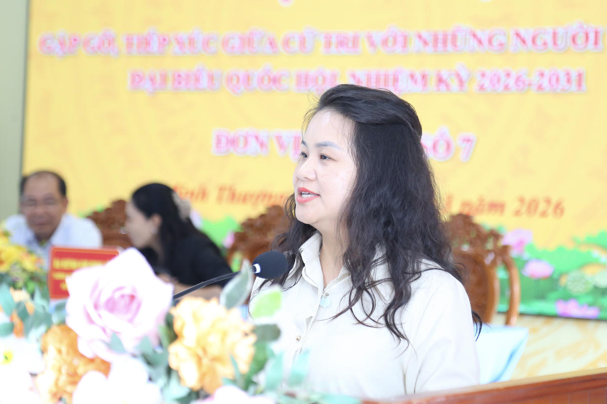 Bà Nguyễn Quỳnh Liên trao đổi với cử tri xã U Minh Thượng. (ảnh: Thanh Tiến)