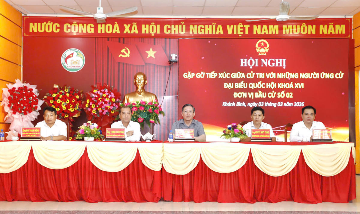 Ông Lương Quốc Đoàn&nbsp; cùng các ứng cử viên ĐBQH khóa XVI, nhiệm kỳ 2026-2031, đơn vị bầu cử số 2, tỉnh An Giang gặp gỡ, tiếp xúc cử tri xã biên giới Khánh Bình. (ảnh: H.C)