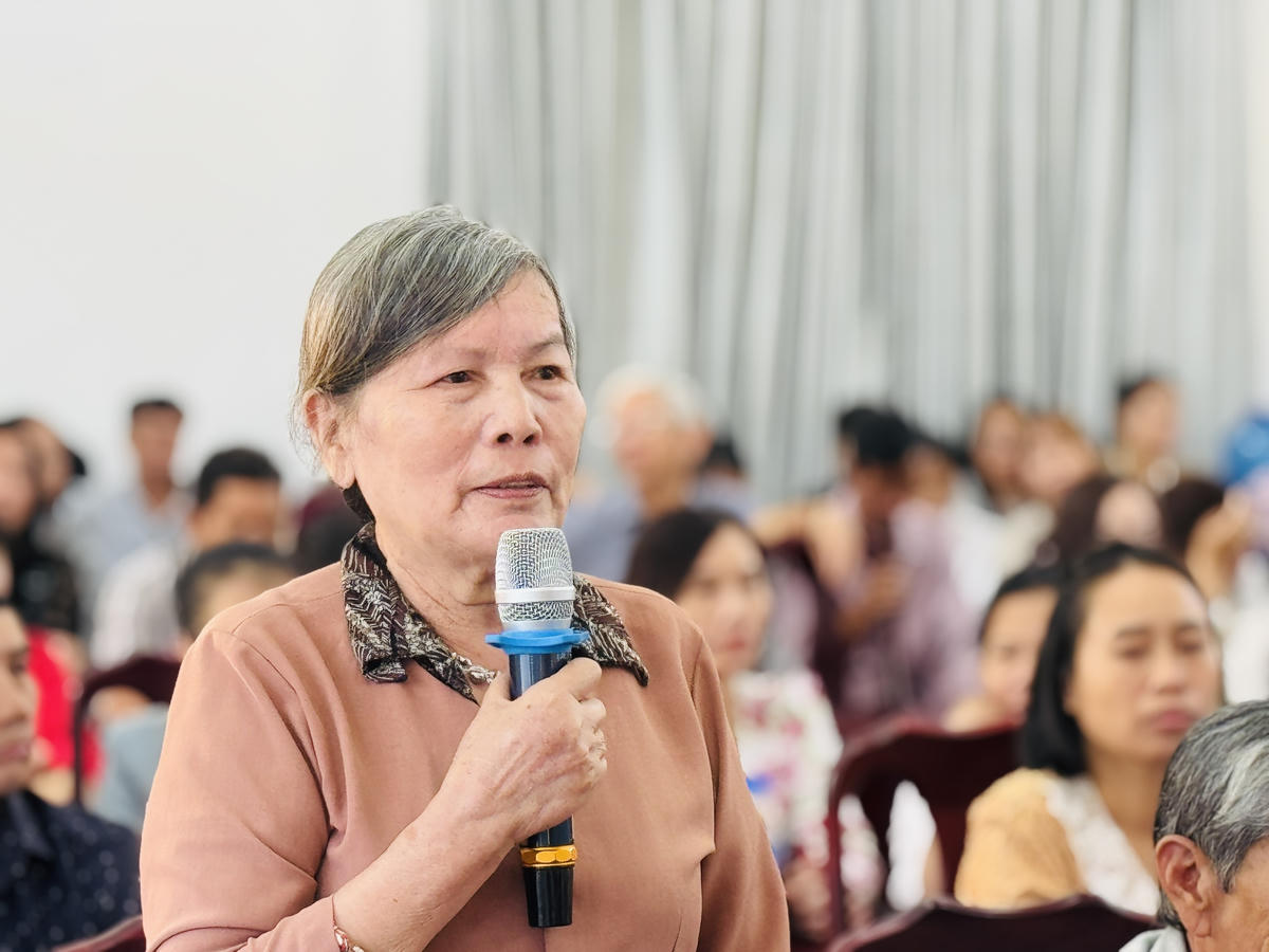  Cử tri Nguyễn Thị Hồng Thiên - phường Sông Cầu phát biểu. Ảnh: Thanh Nga.