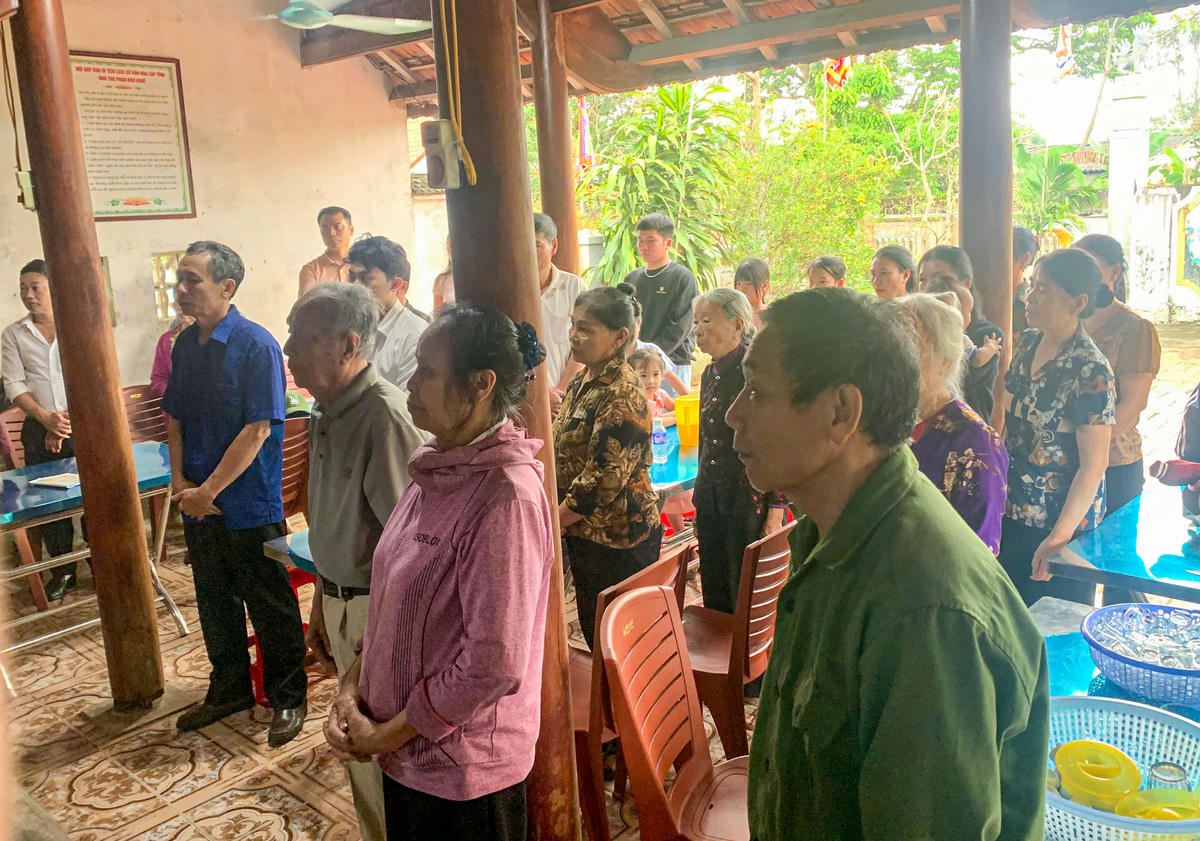 Con cháu các thế hệ cùng tụ hội tại từ đường, thành kính dâng hương tưởng nhớ tổ tiên trong ngày đầu xuân. Ảnh: Cẩm Kỳ.