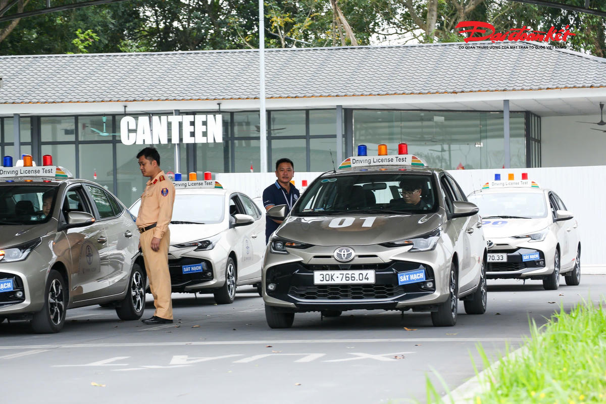 Thí sinh tham gia phần thi thực hành trong sa hình dưới sự chấm điểm tự động bằng hệ thống camera và phần mềm công nghệ, bảo đảm công khai, minh bạch.