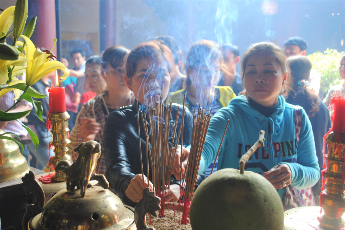 Người dân thành kính dâng hương tại lễ hội Nguyên Tiêu. Ảnh: CV.