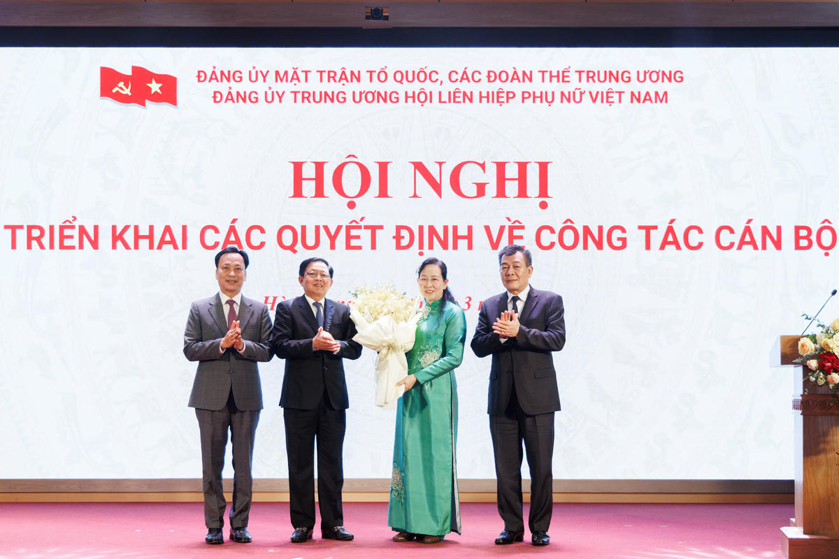 Phó Thủ tướng Hồ Quốc Dũng tặng hoa chúc mừng bà Lê Thị Thủy. Ảnh: Quang Vinh