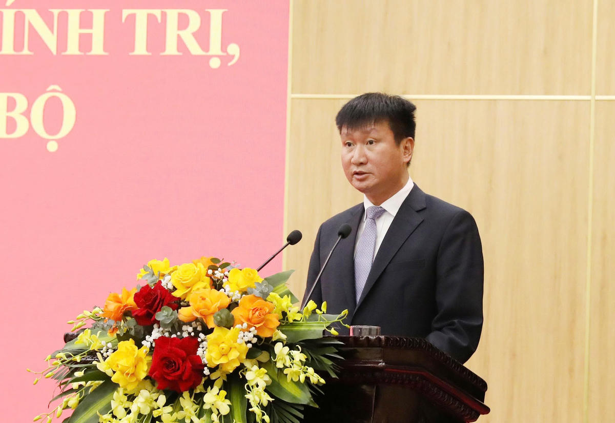 Tân Bí thư Tỉnh ủy Ninh Bình Trần Huy Tuấn phát biểu nhận nhiệm vụ. Ảnh: Đức Phương.