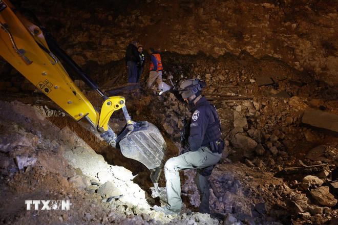 Hiện trường một vụ tấn công tên lửa tại Jerusalem ngày 2/3/2026. (Ảnh: THX/TTXVN)