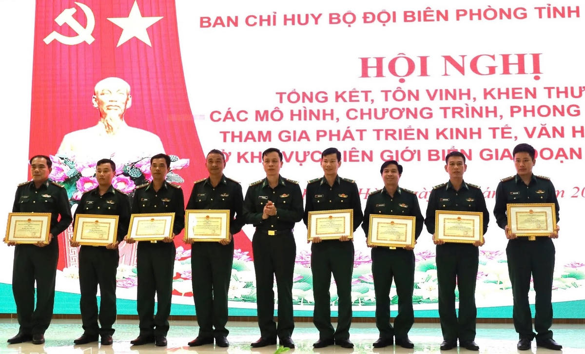 Bộ đội Biên phòng tỉnh Khánh Hòa, tặng giấy khen cho tập thể và cá nhân có thành tích xuất sắc trong thực hiện các mô hình, chương trình, phong trào BĐBP tham gia phát triển kinh tế, văn hóa, xã hội ở khu vực biên giới biển giai đoạn 2015 – 2025. Ảnh X.H