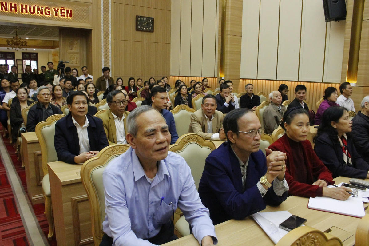 Đại biểu cử tri đơn vị bầu cử số 3, tỉnh Hưng Yên tham dự buổi tiếp xúc với những người ứng cử quốc hội tại điểm cầu trụ sở Tỉnh ủy Hưng Yên. Ảnh: Duy Hưng&nbsp;