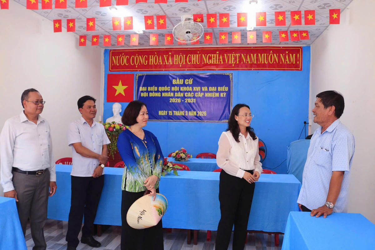 Trao đổi với lãnh đạo xã Lịch Hội Thương về công tác chuẩn bị cho bầu cử.&nbsp;