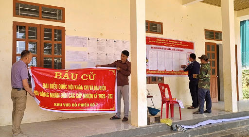 Lãnh đạo xã, bản Huồi Bắc (tỉnh Nghệ An) chuẩn bị cơ sở vật chất, niêm yết danh sách và trang trí khu vực bỏ phiếu sẵn sàng ngày hội lớn. Ảnh: Điền Bắc.