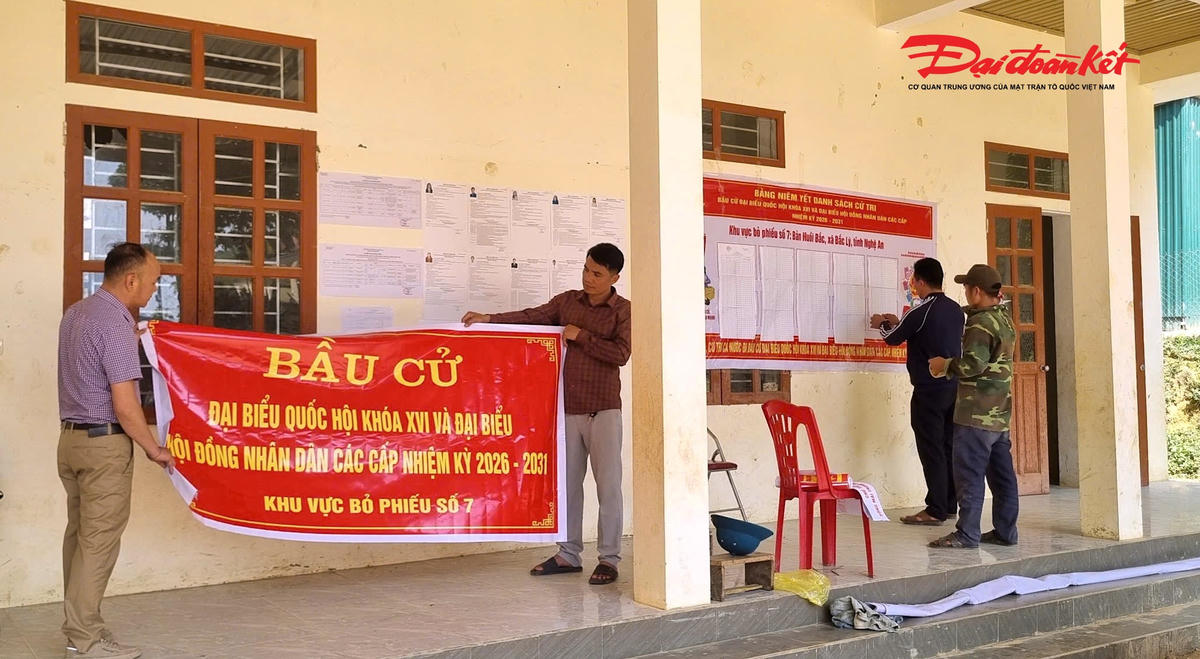 Theo chân các cán bộ xã đến từng điểm bỏ phiếu, chúng tôi ghi nhận không khí rộn ràng, khẩn trương lan tỏa khắp các bản làng. Từ việc trang trí, niêm yết danh sách đến chuẩn bị hòm phiếu, mọi khâu đều được thực hiện nghiêm túc, sẵn sàng cho ngày hội lớn. Ảnh: ĐB