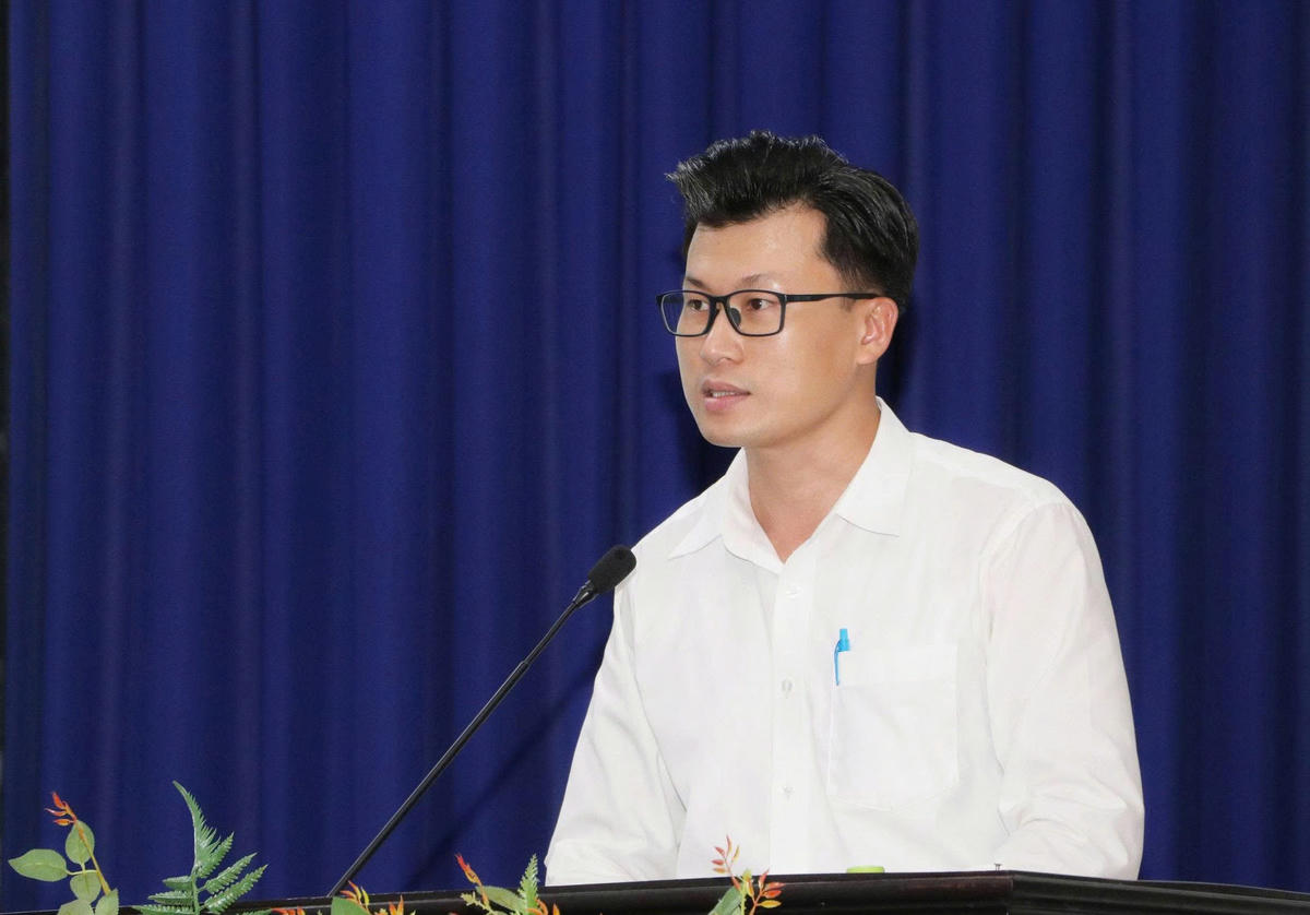 Ứng viên Châu Trần Nhật Minh cam kết nhiều chương trình hành động thiết thực. Ảnh: C.Minh.