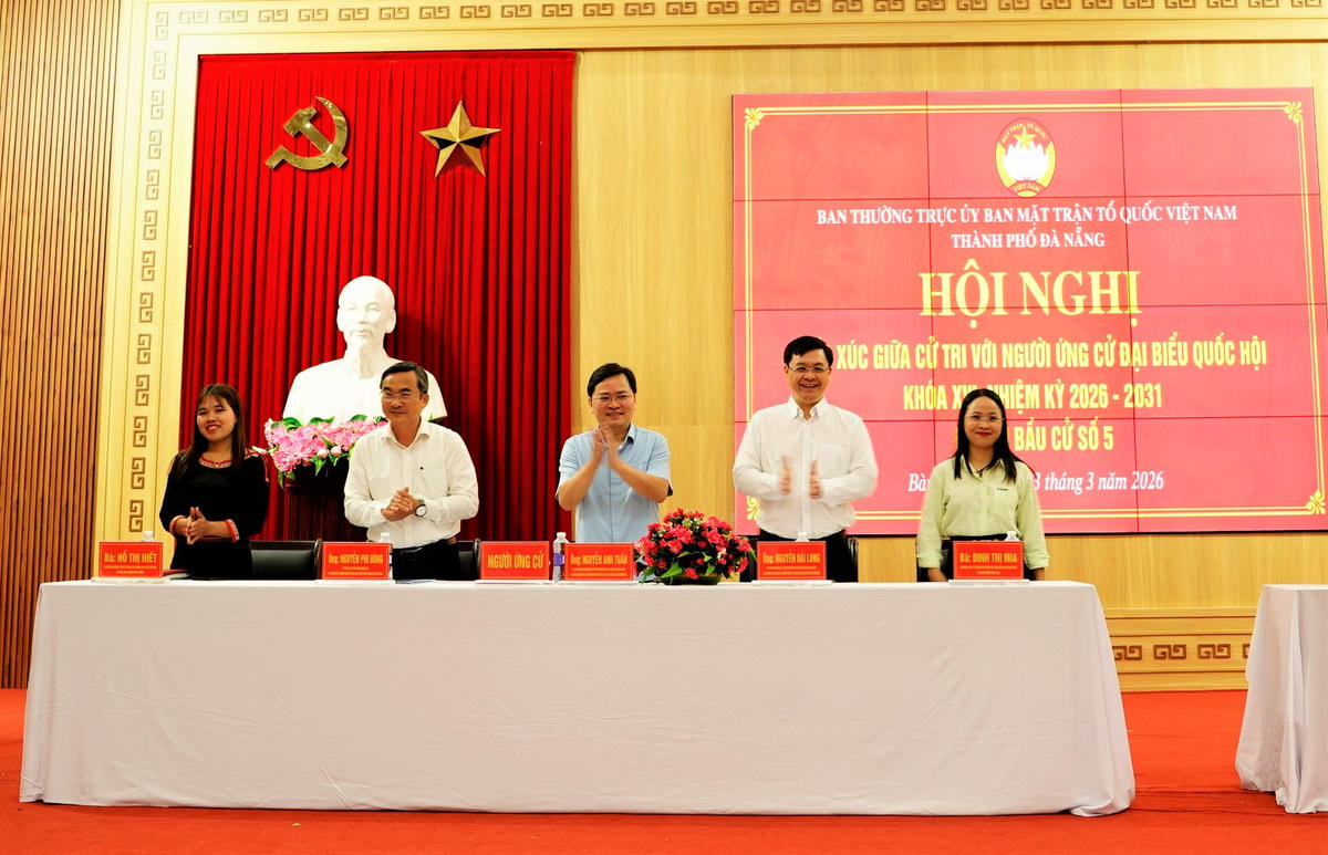 Các ứng cử viên ĐBQH khóa XIV, đơn vị bầu cử số 5 tại Đà Nẵng chào các cử tri. Ảnh: Nguyễn Tín.