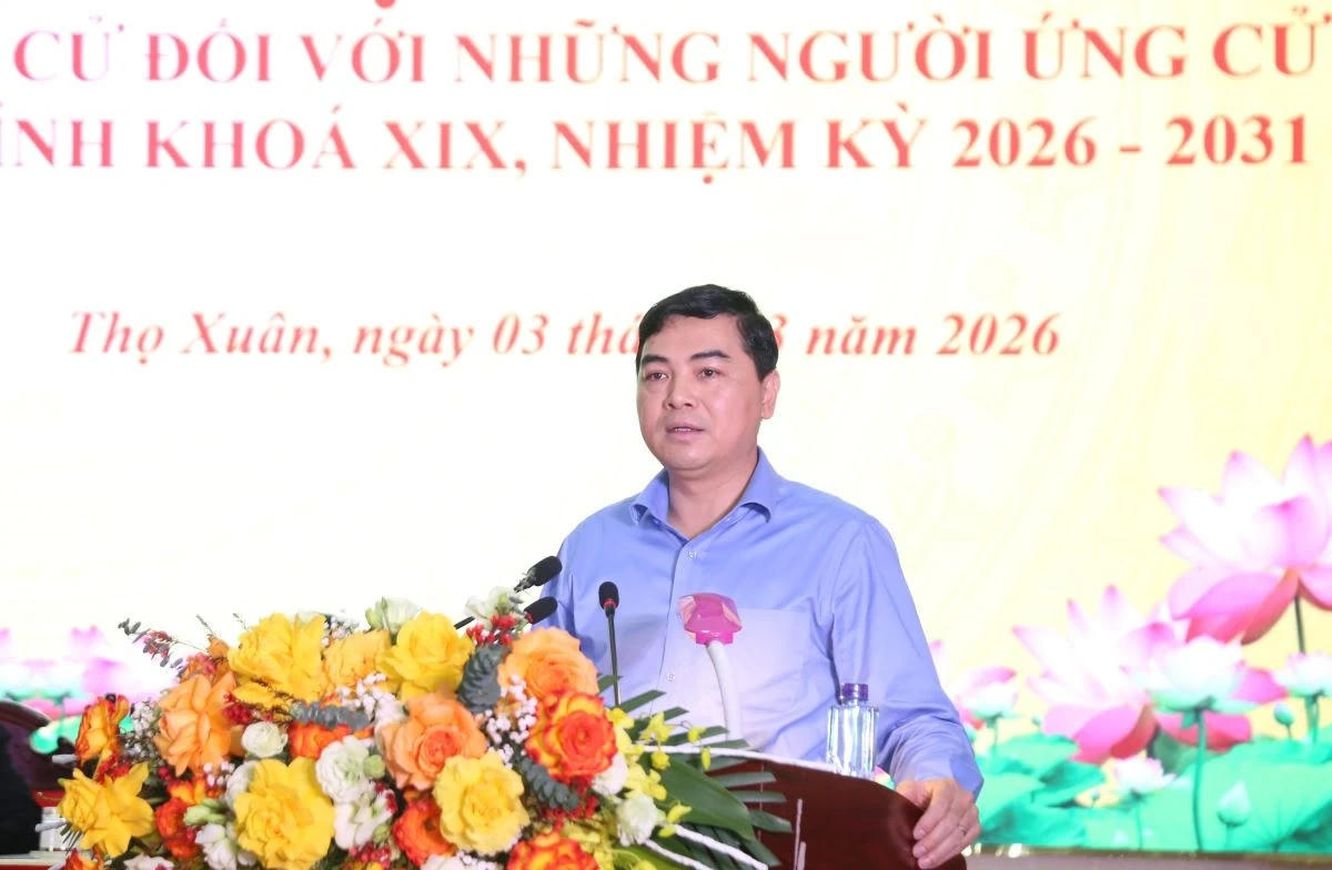 Chủ tịch UBND tỉnh Nguyễn Hoài Anh trình bày chương trình hành động trước cử tri. Ảnh: Phong Sắc