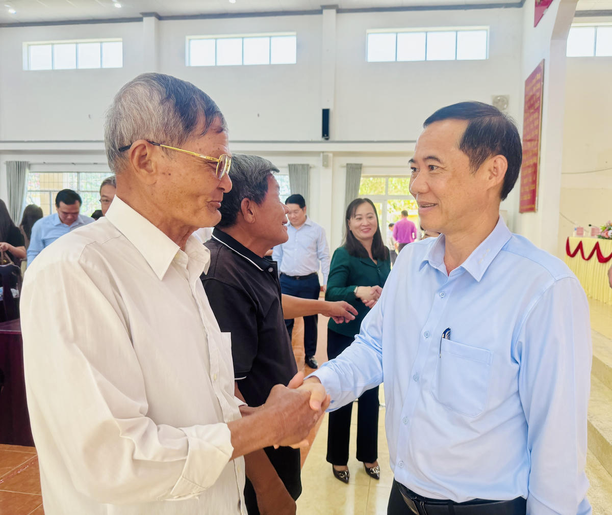 Ông Nguyễn Thái Học bày tỏ xúc động trước tình cảm và sự quan tâm của cử tri tại các điểm cầu. Ảnh: Thanh Nga.