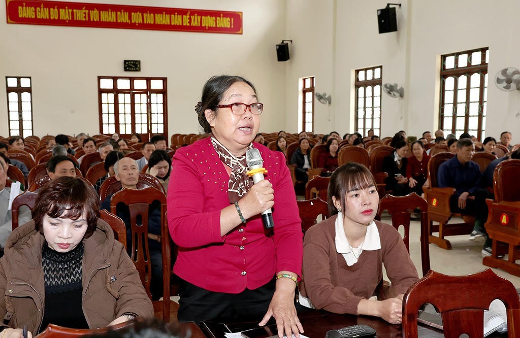 Cử tri tại các địa phương trong tỉnh bày tỏ sự tin tưởng vào cam kết của các ứng cử viên. Ảnh: Minh Quang