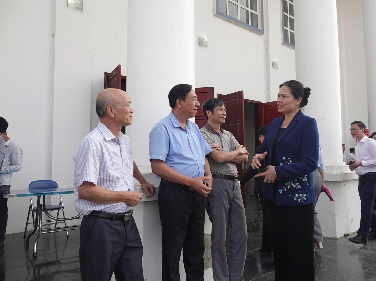 Phó Chủ tịch - Tổng Thư ký Ủy ban Trung ương MTTQ Việt Nam Hà Thị Nga chia sẻ cùng cử tri xã Tân Uyên.