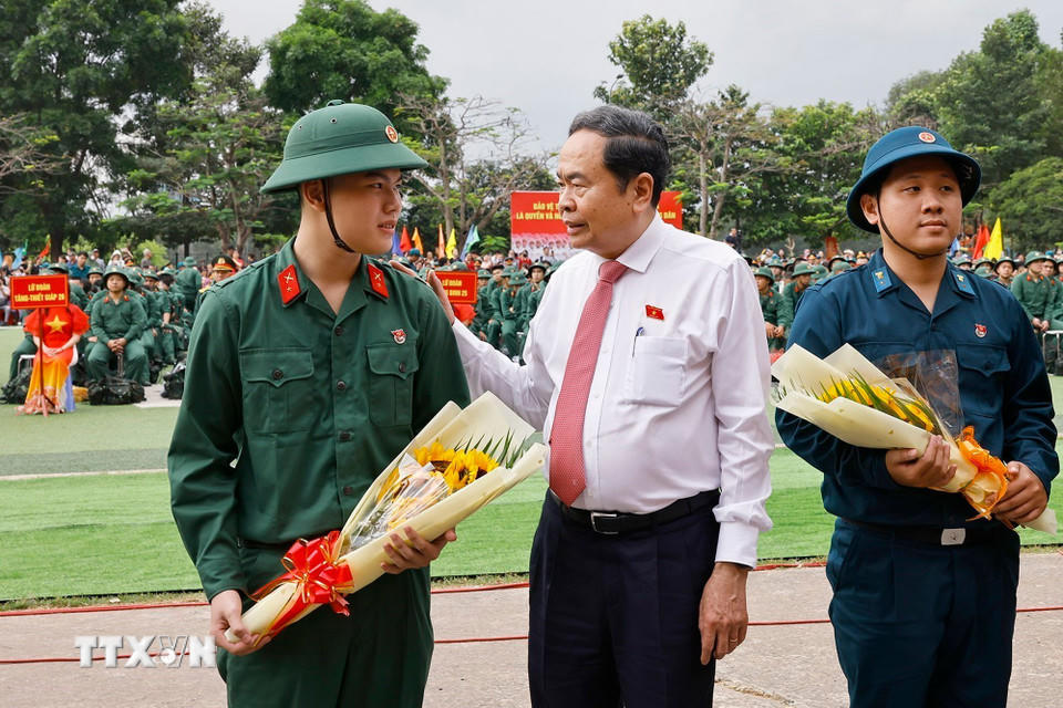 Chủ tịch Quốc hội Trần Thanh Mẫn động viên các tân binh. (Ảnh: Doãn Tấn/TTXVN)