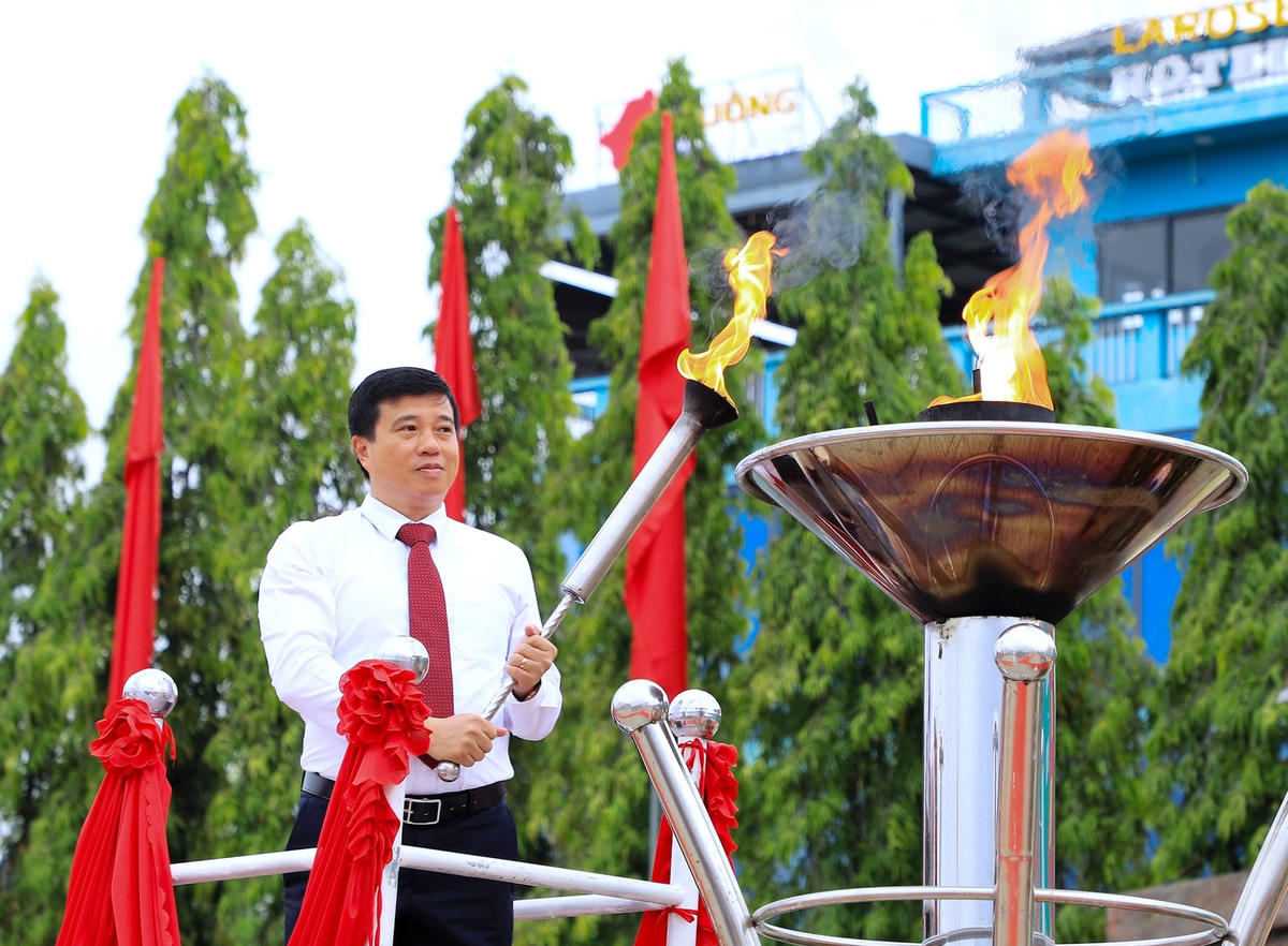 Ông Y Thanh Hà Niê Kđăm, Bí thư Tỉnh ủy Lâm Đồng dự và thắp lửa truyền thống trong Lễ giao nhận quân tại Đạ Tẻh. Ảnh X.H